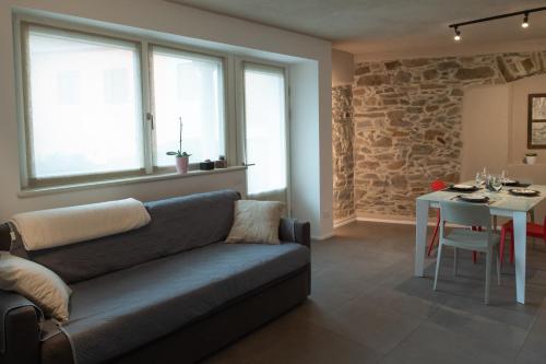 sala de estar con sofá y mesa en API Tenna Apartments Glicine 1 en Tenna 