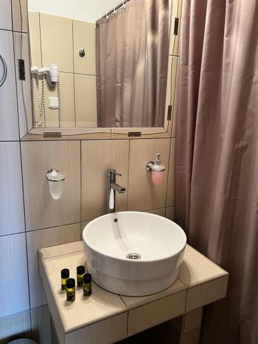 bagno con lavandino e specchio di Kalntera ad Ammouliani
