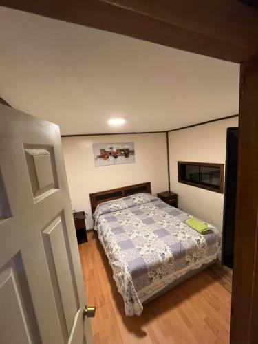 una camera con un letto di Cabañas Francia a Osorno