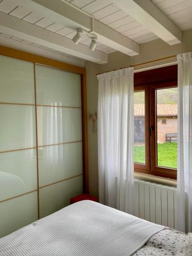 a bedroom with a bed and a window at Casa rural en Fontibre in Espinilla
