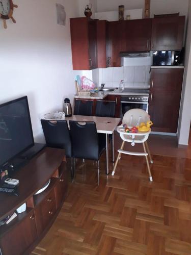 Il dispose d'une cuisine avec une table et des chaises. dans l'établissement VITALY, à Petrovac na Moru