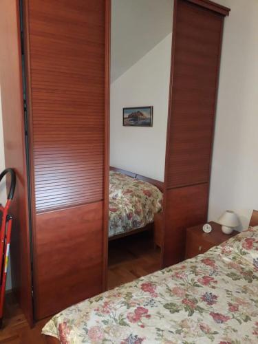 - une chambre avec un grand placard en bois et un lit dans l'établissement VITALY, à Petrovac na Moru