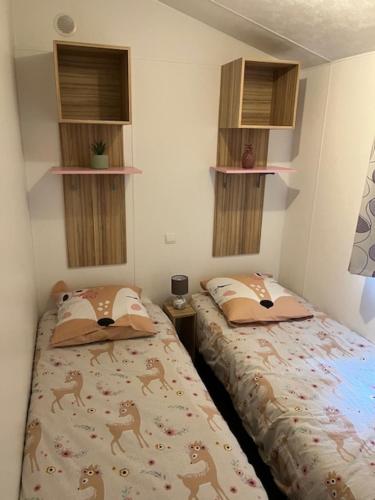Postel nebo postele na pokoji v ubytování MOBIL HOME 4 à 6 PERS Le Canet en Roussillon