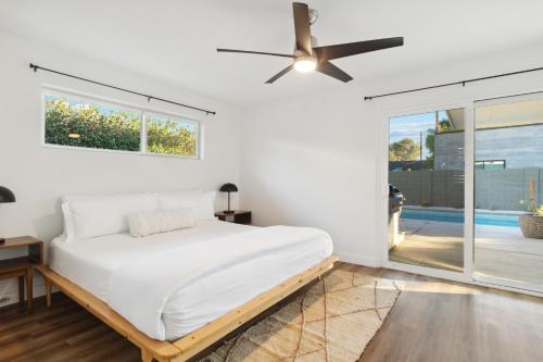 1 dormitorio con 1 cama y ventilador de techo en Bichito’s Playground - Heated pool, Walkable, en Phoenix