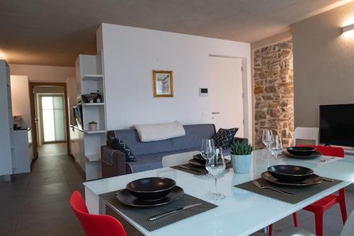 a kitchen and living room with a table and chairs at API Tenna Apartaments Betulla 2 in Tenna 