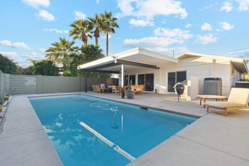 una piscina frente a una casa en Bichito’s Playground - Heated pool, Walkable, en Phoenix