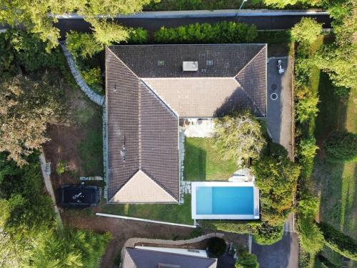 einen Blick über ein Haus mit Pool in der Unterkunft Grande villa avec piscine in Neuenburg