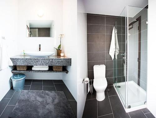 La salle de bains est pourvue d'un lavabo, de toilettes et d'une douche. dans l'établissement Amazing modern house on the sea!, à Ferrel