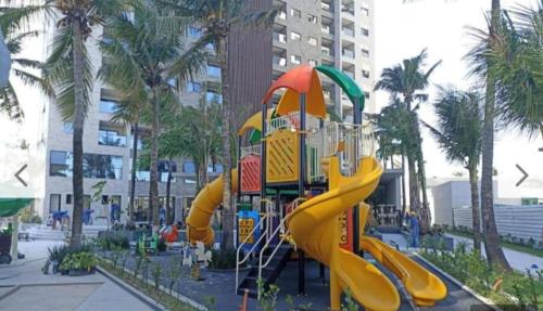 een speeltuin met glijbaan in een park bij Apartamento Salinas Premium Resort in Salinópolis