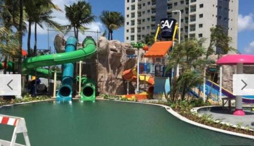 een waterpark met een glijbaan in het water bij Apartamento Salinas Premium Resort in Salinópolis