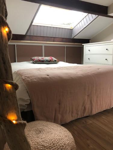 - une chambre avec un lit, une fenêtre et une chaise dans l'établissement Appartement cosy dans une résidence avec piscine, à Cavalaire-sur-Mer