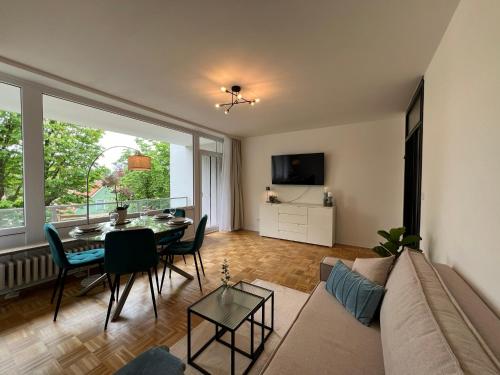 een woonkamer met een bank en een tafel bij W&D living - FeWo Kleines Italien mit Parkplatz und Balkon in Celle