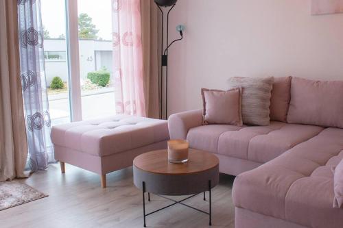 Una sala de estar con un sofá y una mesa de café. en Modernes, stilvolles Apartment, en Albstadt