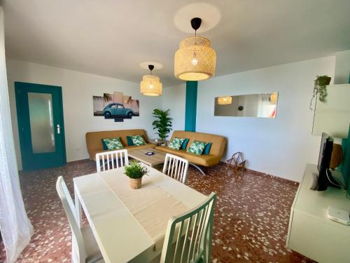 una sala de estar con una mesa y un sofá en Mi Oasis Azul Parking, AC, Fibra, VT-54949-V, en Sueca