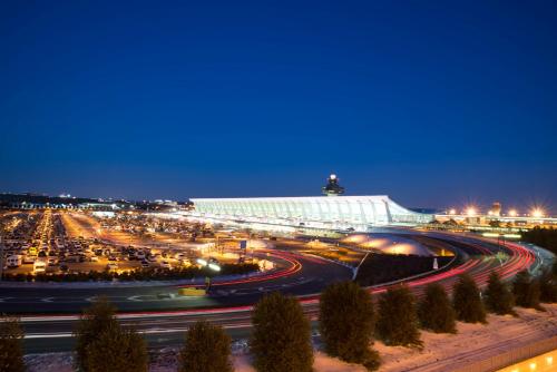 een drukke stadsstraat 's nachts met verkeer bij SpringHill Suites Dulles Airport in Sterling