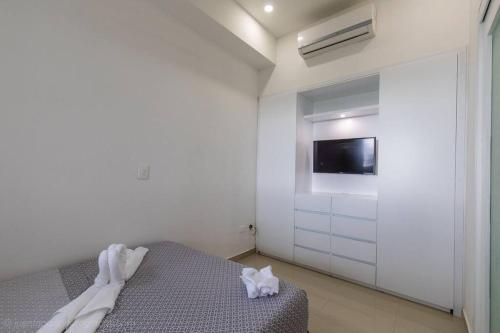 1 dormitorio con 1 cama y TV de pantalla plana en Edificio Retiro del Caribe 503 en Cartagena de Indias