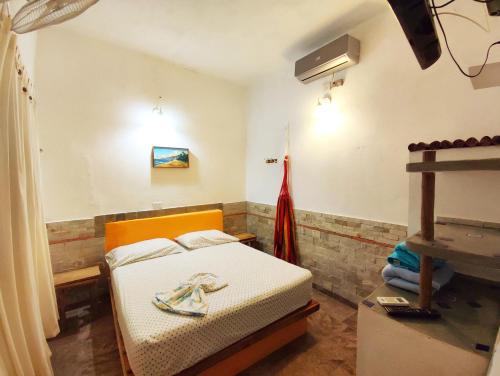 ein Krankenhauszimmer mit einem Bett und einer Heizung in der Unterkunft Casaione in Puerto Colombia