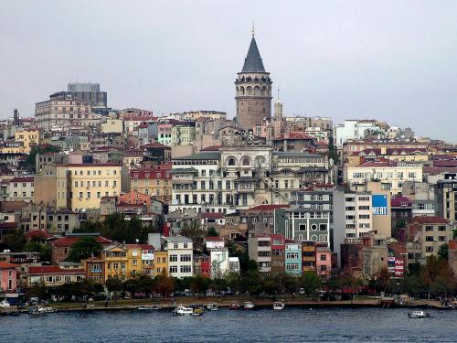 duże miasto z wieżą zegarową na wzgórzu w obiekcie Retrol Hotel w Stambule
