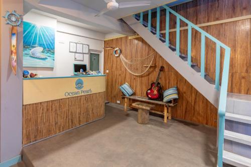une chambre avec un escalier dans une maison dans l'établissement Ocean Pearl Maldives at Gulhi Island, à Gulhi