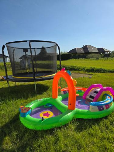 Un equipo de juegos en el césped de un campo. en Sunrise Marina Domki Mielno- Ferienhaus, en Mielenko