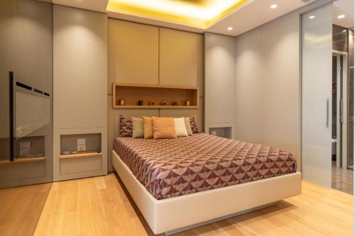 a bedroom with a bed in a room at Pescara INN Via Sulmona 17 in Pescara