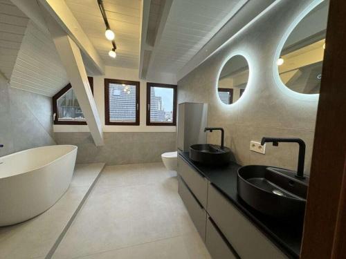 ein Badezimmer mit 2 Waschbecken und einer Badewanne in der Unterkunft Amazing apartment in Baden-Württemberg in Owingen