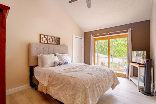 Un dormitorio con una cama grande y una ventana en Barba Le Lane en Lake Ozark