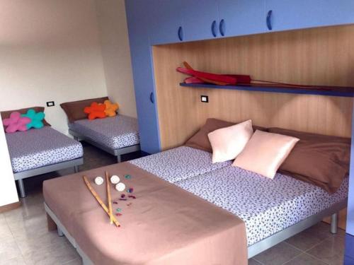 een slaapkamer met 2 bedden en een bed met bij Enjoy poolside comfort - Beahost Rentals in Bibione