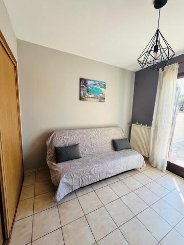 une chambre avec un lit dans le coin d'une pièce dans l'établissement Charmante villa avec piscine, à Canet