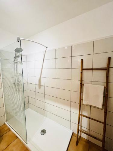 une douche avec une porte vitrée dans une salle de bain dans l'établissement Charmante villa avec piscine, à Canet