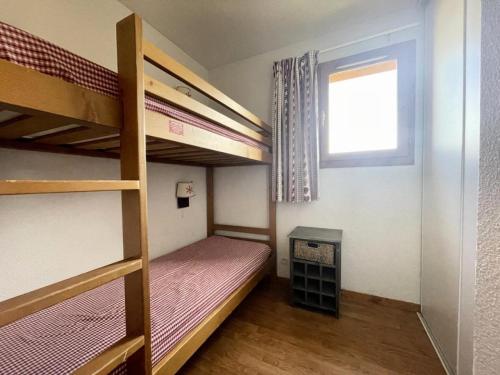 una camera con due letti a castello e una finestra di Résidence Parc Aux Etoiles - C210PAE - APPARTEMENT 2 CHAMBRES AVEC BALCON MAE-8234 a Narreyroux
