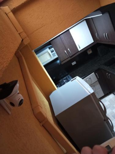 eine Draufsicht einer Küche in einer Box in der Unterkunft Habitación # 2 Moderna y Cómoda in Bello