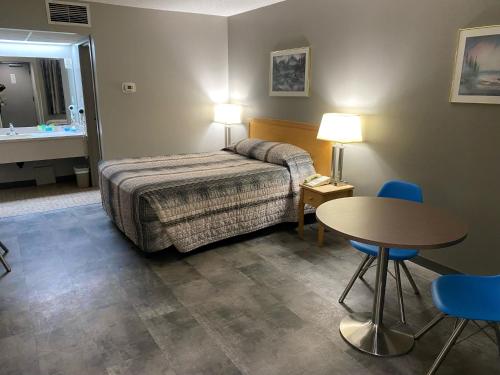 מיטה או מיטות בחדר ב-Stanford Inn & Suites