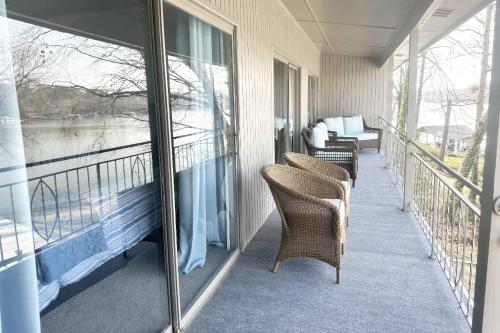 een balkon met stoelen en uitzicht op een rivier bij Lake Spivey in Jonesboro