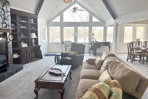 een woonkamer met een bank en een tafel bij Lake Spivey in Jonesboro