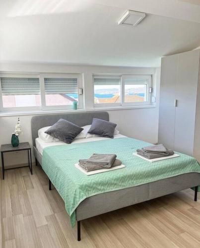 オレビックにあるApartments Vero 2-4 Personenの枕が2つ置かれたベッドのある寝室