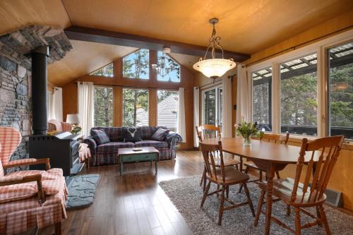 ein Wohnzimmer mit einem Tisch und einem Kamin in der Unterkunft Elkhorn Lodge in Banff