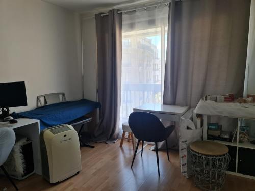 une petite pièce avec un lit et une fenêtre dans l'établissement Luminous Studio with Air conditioning, Eiffel Tower view, à Paris