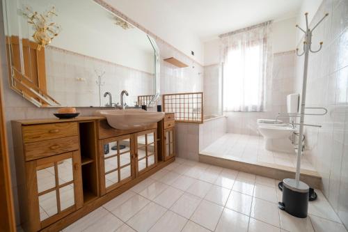uma casa de banho com um lavatório e um WC em app arena em Reggio Emilia