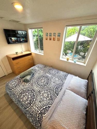 a bedroom with a large bed and a window at Nice Queen Bedroom - Best Location in Miami - Luggage Storage Service, Parking and Laundry for free!!!! in Miami