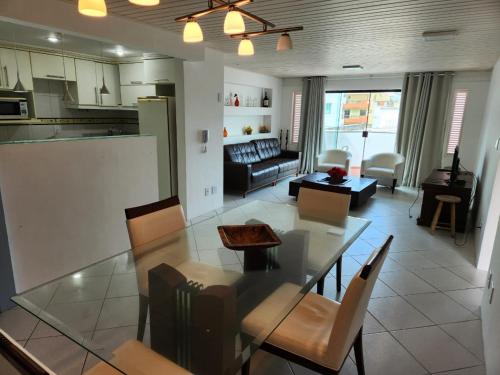 uma cozinha e sala de estar com mesa e cadeiras em Prainha- Cobertura 3 Quartos 70 metros da praia! em Arraial do Cabo
