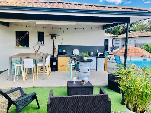 Photo de la galerie de l'établissement charmante maison pour des vacances idéales, à Le Barp