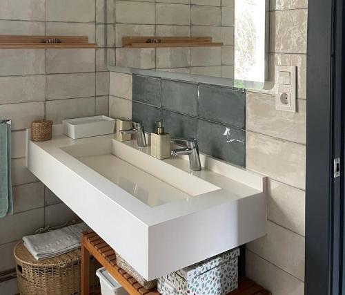 Casa rural en Fontibre في Espinilla: حمام مع حوض أبيض في الغرفة