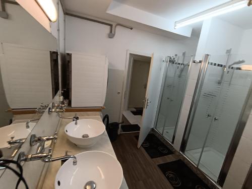 a bathroom with a sink and a toilet and a shower at 3 Monteurzimmer als Wohngemeinschaft zur Selbstversorgung in Ostfildern
