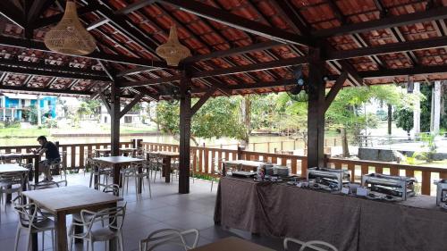 Casa Condomínio de luxo tesisinde bir restoran veya yemek mekanı