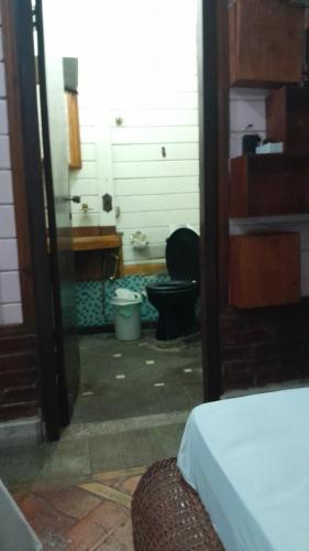 um quarto com casa de banho com WC em Casa Condomínio de luxo em Ananindeua