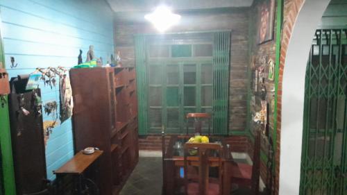 um quarto com um frigorífico, uma mesa e uma porta em Casa Condomínio de luxo em Ananindeua