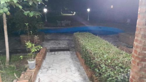 um quintal com uma piscina à noite em Casa Condomínio de luxo em Ananindeua