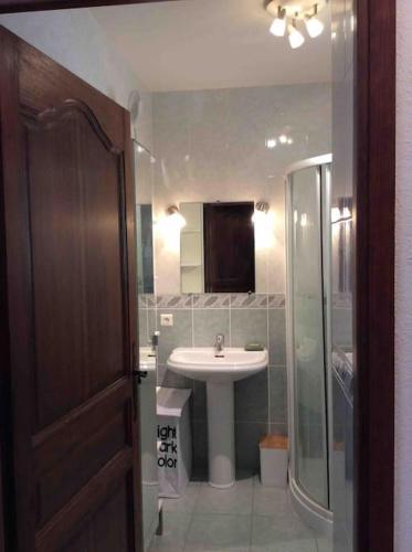 une salle de bain avec un lavabo et une douche dans l'établissement Villa lumineuse et spacieuse, au calme, grande piscine, grand jardin avec oliviers, à Châteauneuf