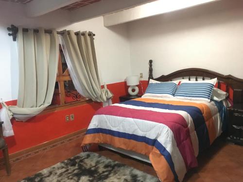 Giường trong phòng chung tại Casa Gloria Tequisquiapan